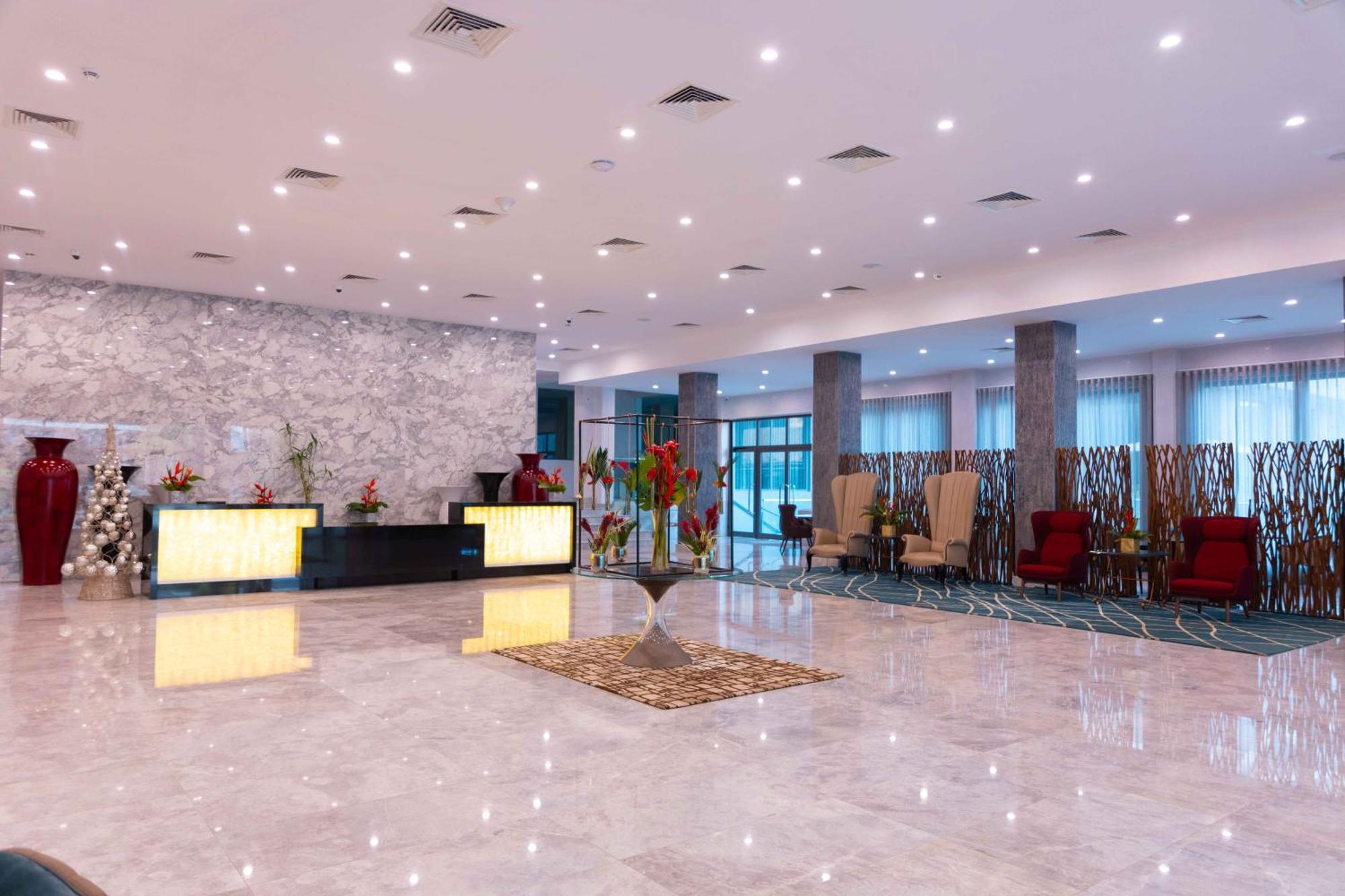 Palms By Eagles Airport City, Formerly Holiday Inn Accra Exterior photo