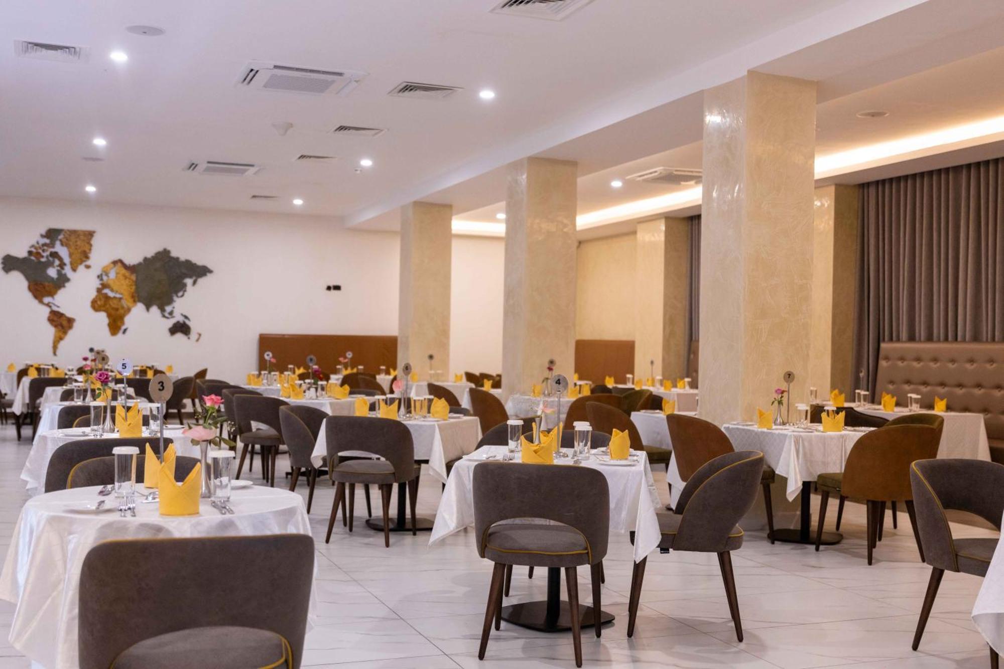 Palms By Eagles Airport City, Formerly Holiday Inn Accra Exterior photo