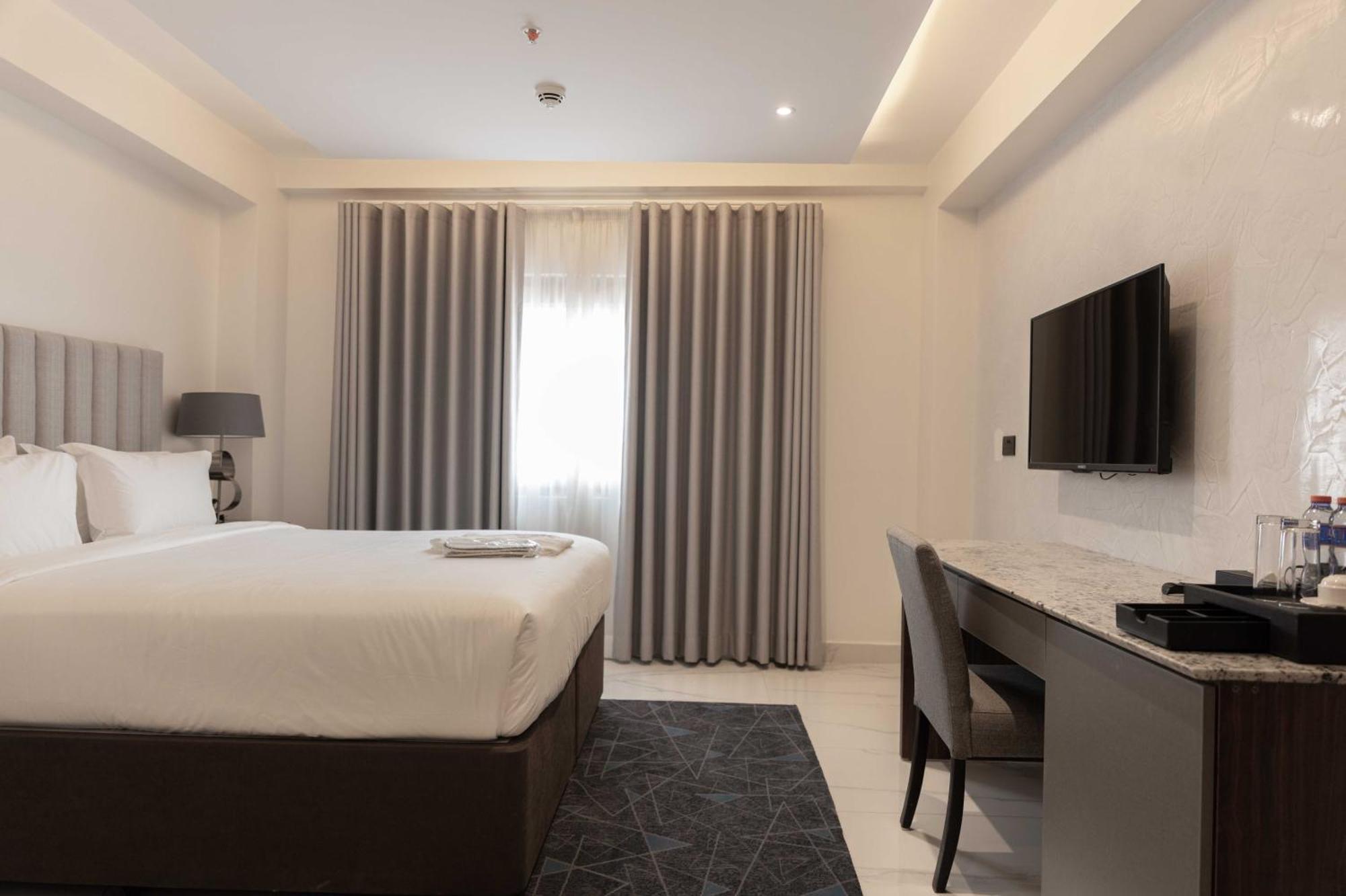 Palms By Eagles Airport City, Formerly Holiday Inn Accra Exterior photo