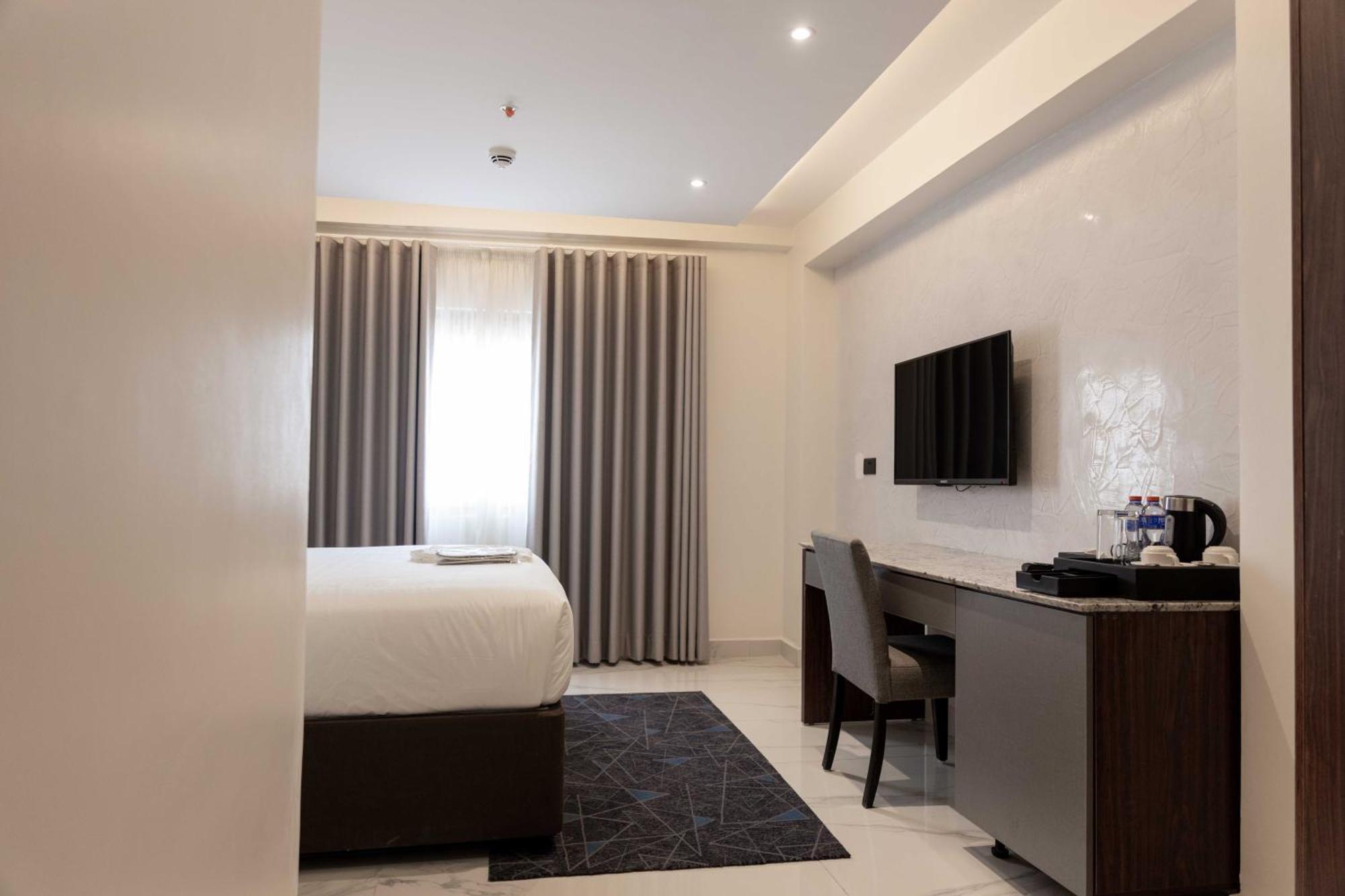 Palms By Eagles Airport City, Formerly Holiday Inn Accra Exterior photo