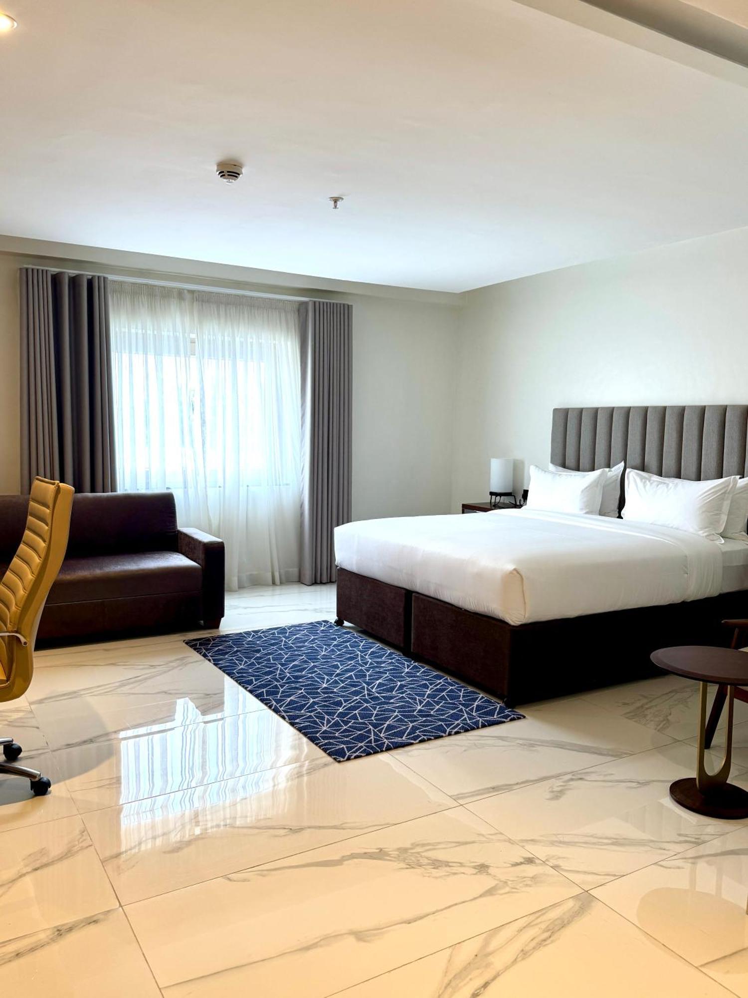 Palms By Eagles Airport City, Formerly Holiday Inn Accra Exterior photo