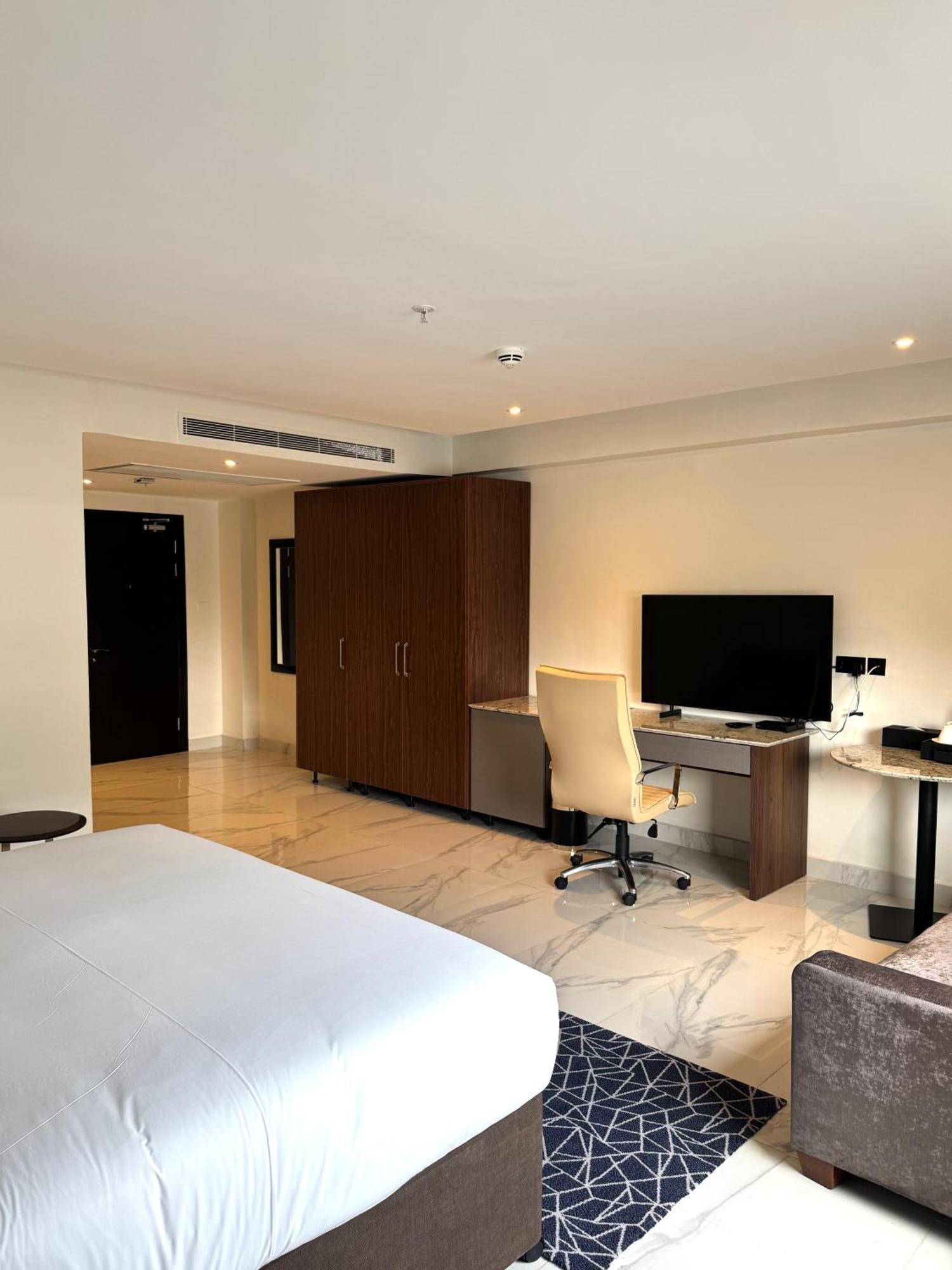 Palms By Eagles Airport City, Formerly Holiday Inn Accra Exterior photo