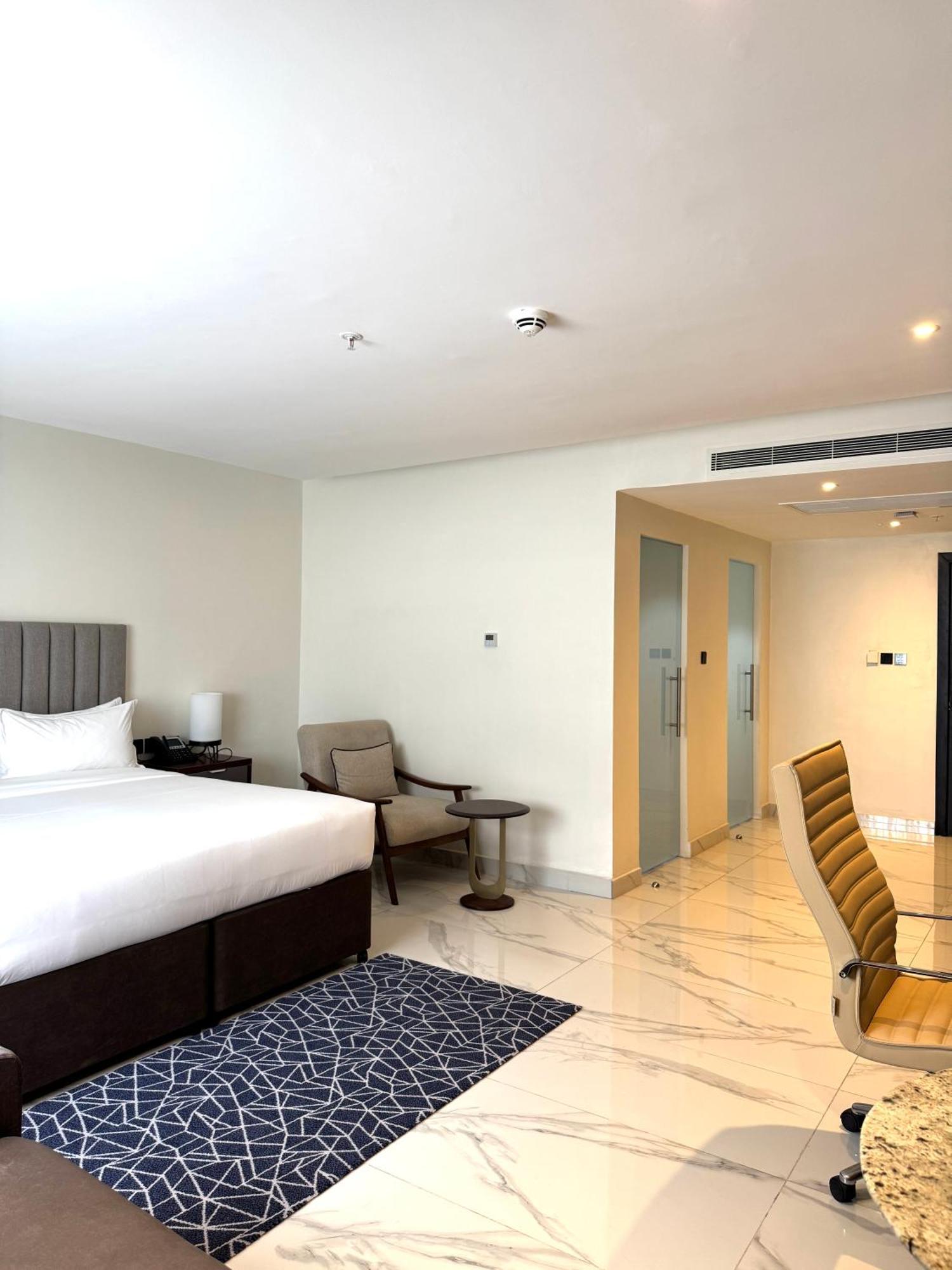 Palms By Eagles Airport City, Formerly Holiday Inn Accra Exterior photo