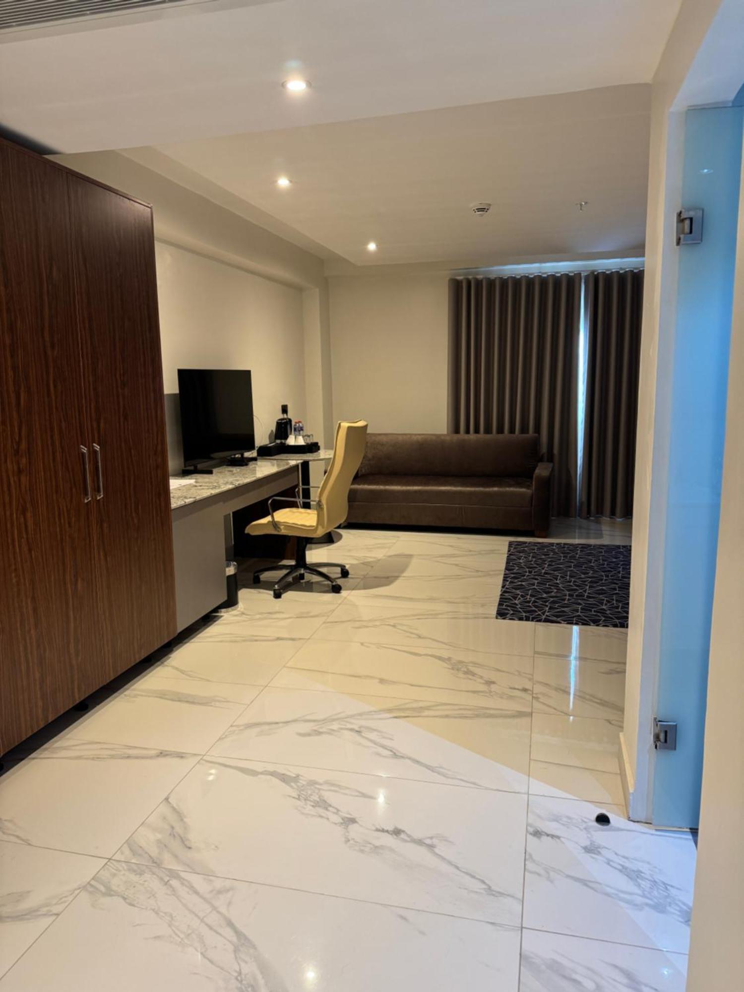 Palms By Eagles Airport City, Formerly Holiday Inn Accra Exterior photo