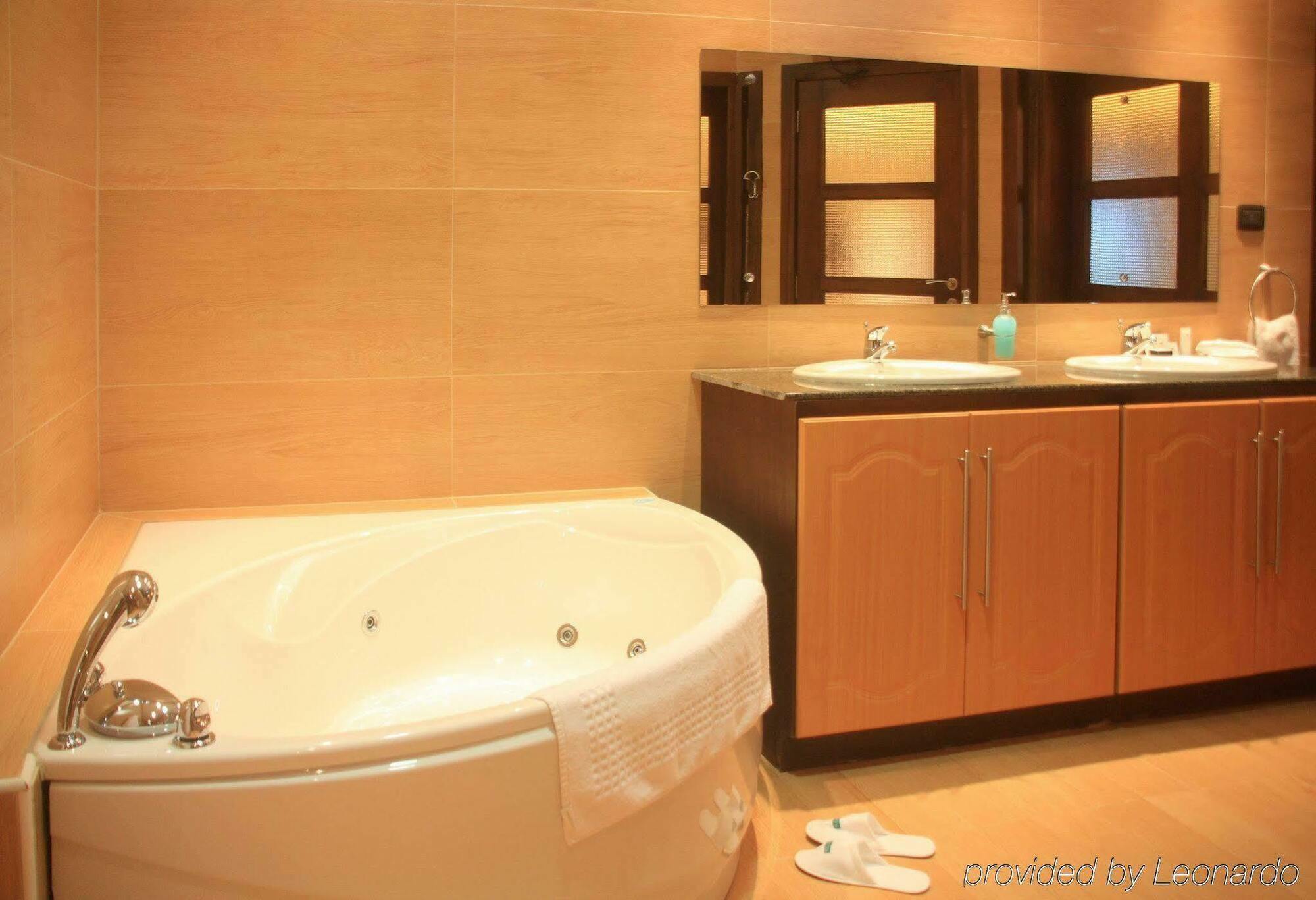 Palms By Eagles Airport City, Formerly Holiday Inn Accra Room photo